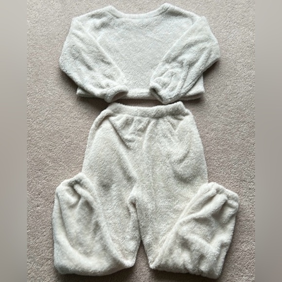 Amazon Cream Fuzzy Lounge Set - Picture 4 of 11